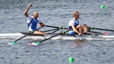 Lorenzo Bertini in acqua con Luini Sotto il titolo con Pettinari