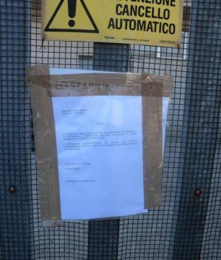 Lesterno della fabbrica e sotto Fabio Carmignani  