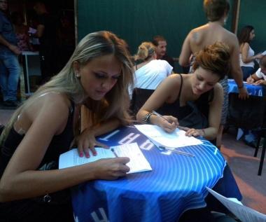 &nbsp;Un gruppo di aspiranti concorrenti del Grande Fratello, il box nel &nbsp;quale sono stati registrati i provini della selezione e, a destra Michele, &nbsp;parrucchiere di Calcinaia che spera di entrare nella casa televisiva 