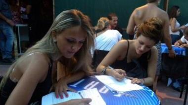  Un gruppo di aspiranti concorrenti del Grande Fratello, il box nel quale sono stati registrati i provini della selezione e, a destra Michele, parrucchiere di Calcinaia che spera di entrare nella casa televisiva