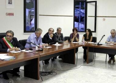 Il consiglio comunale di Podenzana a destra Valter Corbani e Pier Luigi Bersani                