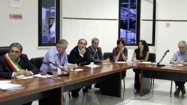 Il consiglio comunale di Podenzana a destra Valter Corbani e Pier Luigi Bersani