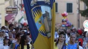 La sfilata della Pieve e a destra il carro che ha consentito alla contrada di aggiudicarsi il Cencio