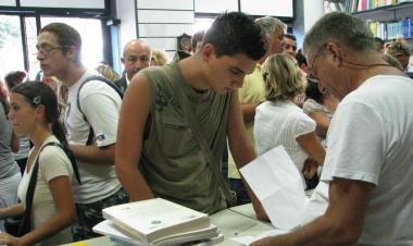 Lacquisto dei libri di testo &egrave; un momento difficile per molte famiglie 
