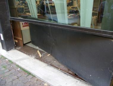 <b>PERTUGIO </b>Dal quale i due rapinatori sono entrati allinterno dell agenzia della Banca popolare dellEtruria 