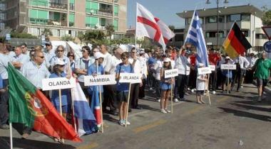 La sfilata delle delegazioni delle nazioni che partecipano al mondiale di pesca sportiva 