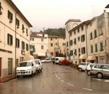 Uno scorcio di via Roma a Castellina: qui siamo nella zona di strada più vicina al centro del paese collinare pisano