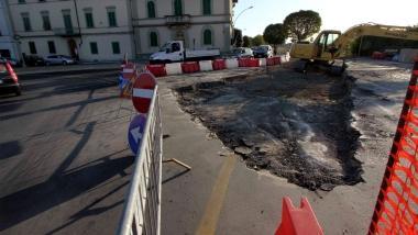 Sopra il vecchio ponte in demolizione e a sinistra il cantiere allimbocco di lungarno Dante   