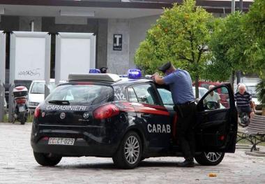 In basso la caserma dellArma la Plava, dove &egrave; stata portata la donna latitante da 25 anni; a destra una pattuglia dei carabinieri 