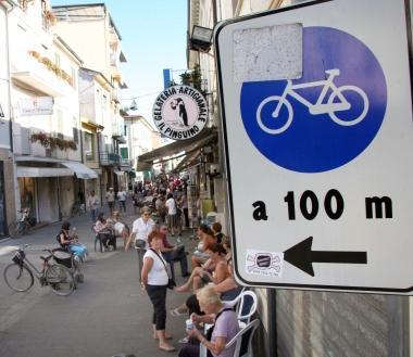 <b>CARTELLI.</b> La zona pedonale in via Battisti interdetta alle bici 