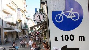 <b>CARTELLI.</b> La zona pedonale in via Battisti interdetta alle bici