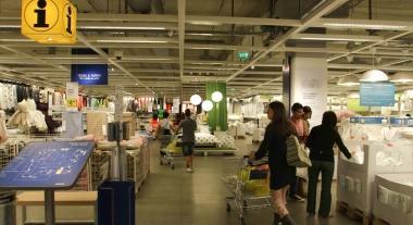 A sinistra, lIkea dellOsmannoro Sopra, uninterno della sede di Patrizia Pepe 