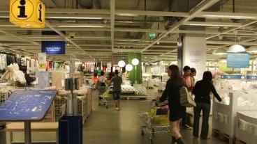 A sinistra, l’Ikea dell’Osmannoro Sopra, un’interno della sede di Patrizia Pepe