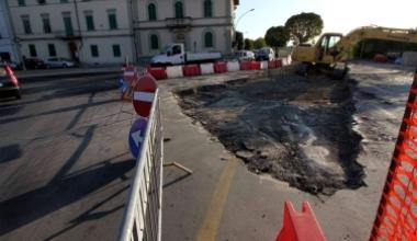 Lungarno chiuso fino a domani per i lavori al nuovo ponte sull'Arno