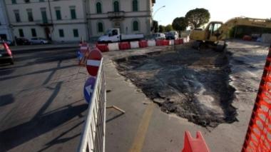Lungarno chiuso fino a domani per i lavori al nuovo ponte sull'Arno
