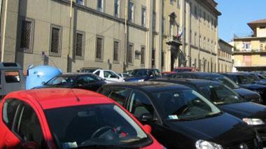 Collegio, due file di parcheggi e super marciapiedi