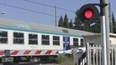 Donna muore travolta dal treno, interrotta la linea Pisa-Lucca