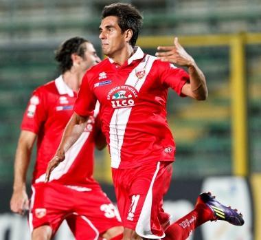 <b>BOMBER</b>. Nando Sforzini e Luis Maria Alfageme esultano alla loro maniera dopo i due gol che hanno permesso al Grifone di ribaltare il risultato tra il 33 ed il 37 del primo tempo Per lattaccante romano &egrave; il primo centro stagionale dopo gli otto della passata annata per il puntero della Pampa &egrave; invece il secondo bersaglio consecutivo, 4&ordm; in biancorosso Il torneo &egrave; iniziato bene per entrambi, ma senza Previtali poteva essere ancora pi&ugrave; bello 