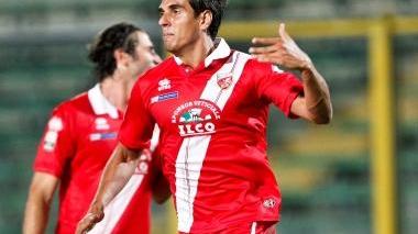 <b>BOMBER</b>. Nando Sforzini e Luis Maria Alfageme esultano alla loro maniera dopo i due gol che hanno permesso al Grifone di ribaltare il risultato tra il 33’ ed il 37’ del primo tempo Per l’attaccante romano è il primo centro stagionale dopo gli otto della passata annata per il “puntero” della Pampa è invece il secondo bersaglio consecutivo, 4º in biancorosso Il torneo è iniziato bene per entrambi, ma senza Previtali poteva essere ancora più bello