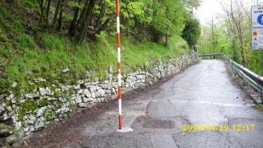 In mezzo alla strada spunta un palo