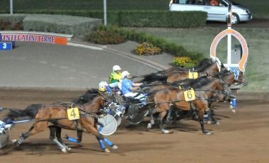 Lo spettacolare arrivo della corsa delle pariglie 
