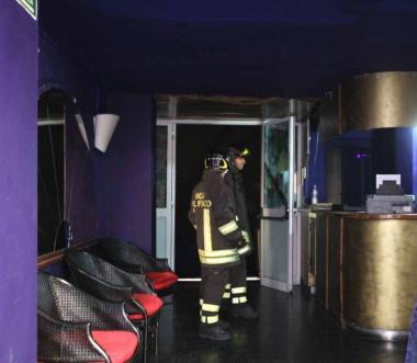 <strong> ROGO NELLA NOTTE. </strong>I vigili del fuoco all’opera con la polizia. La tanica, circa due litri di liquido infiammabile è stata trovata davanti al Crios