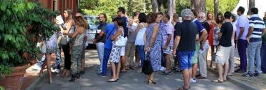 <strong>VOGLIA DI VISIBILITÀ. </strong>La fila delle comparse davanti al Verdi