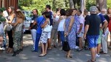 <strong>VOGLIA DI VISIBILITÀ. </strong>La fila delle comparse davanti al Verdi