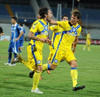 Antonio Busc&eacute; festeggia il gol del momentaneo 2-2 insieme al giovane compagno Castellani  