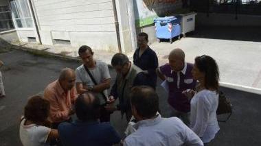 <b>SPACCATURA </b>I rappresentanti sindacali discutono fuori dall’aula