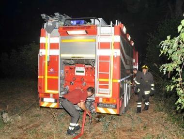I vigili del fuoco in azione a Montecaselli 
