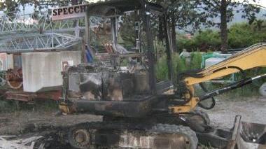 La motopala della ditta Specchio distrutta dalle fiamme