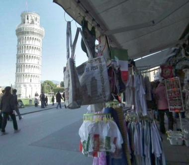 Una bancarella lungo la piazza 