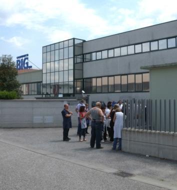 I lavoratori davanti allingresso della fabbrica chiusa da mesi   