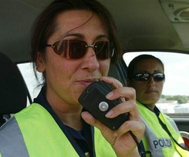 Barbara Bonanni sullauto della Stradale 
