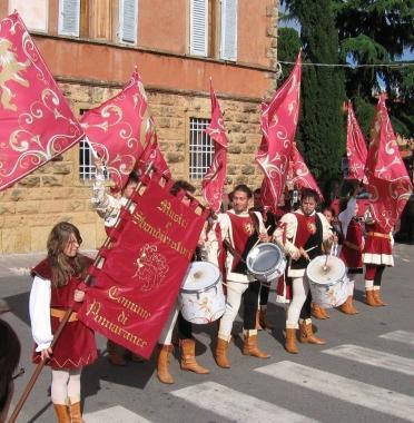 Il gruppo Sbandieratori e musici durante una esibizione   