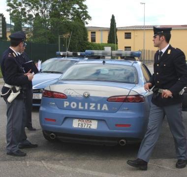Una volante della polizia Il controllo &egrave; scattato in via Pistoiese 