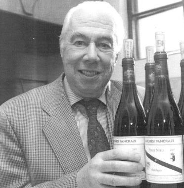 Vittorio Pancrazi con le bottiglie di Pinot Nero