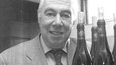 Vittorio Pancrazi con le bottiglie di Pinot Nero