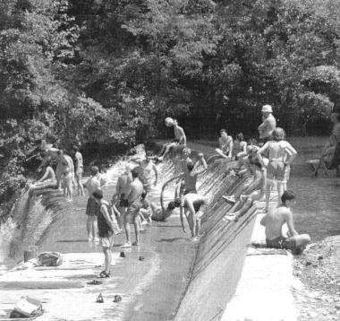 Turisti si bagnano nelle acque del torrente Carigiola 