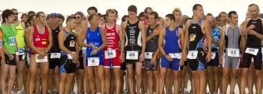 <b>AL VIA.</b> Gli atleti alla partenza del trofeo &laquo;Altro Mare&raquo; in Darsena 