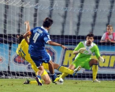 E il 40 della ripresa: Cascione segna il gol che decide la partita superando Stovini e Pelagotti 