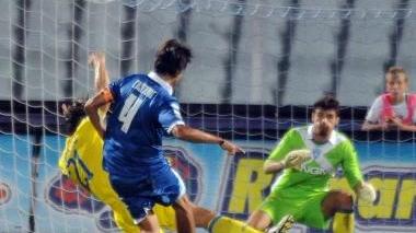 E’ il 40’ della ripresa: Cascione segna il gol che decide la partita superando Stovini e Pelagotti