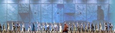 <b>SULLA SCENA DA DIECI ANNI.</b> Il cast al completo di Notre Dame de Paris sul palco: lopera moderna firmata da Riccardo Cocciante &egrave; sui palcoscenici di tutta Italia da dieci anni consecutivi 