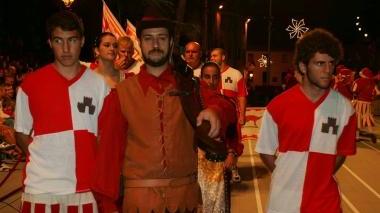 A sinistra il balestriere Giampaolo Spataro durante la sfilata, sopra i bimbi di Porto a Palagio che hanno vinto il Palio nel 2007 e 2008