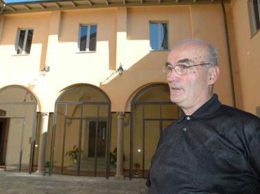 Don Mauro Baldi nel chiostro della chiesa di Santa Maria Assunta   