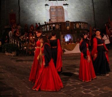 Un momento dello spettacolo medievale di luned&igrave; sera in Ferraia 