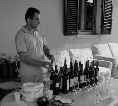 Leonardo Beconcini dell’omonima azienda vinicola e un momento della vendemmia