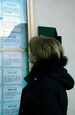 <strong>OFFERTE.</strong> Cartelli di un’agenzia immobiliare (archivio)