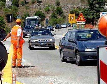 Un operaio regola il traffico in una foto di repertorio